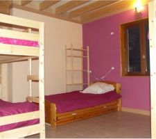Chambre Pavin. 2 lits superposés, un lit simple.
