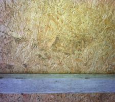 Un peu de moisissure sur le plafond du garage au sous sol