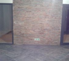 MUR EN PIERRE ET SOL DE LA PIECE DE VIE