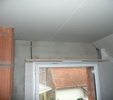 Cloison et isolation sur mur de pignon avec réservation pour volet
