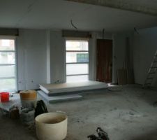 Vue sur les fenêtres de devant de l'intérieur de la maison