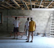 Début de la pose du plafond suspendu