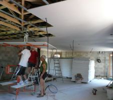 Pose du plafind suspendu :
mise en place des bouches de distribution d'air chaud
