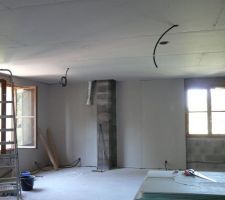 Plafond fini.

Début du doublage des murs périphériques en plaques polystyrène collées