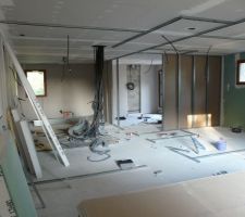 Début de la pose de cloisons en plaques de plâtre sur ossature métallique (type Placostyl)
Pose des rails au sol et au plafond.

Les pièces commencent à se dessiner ...