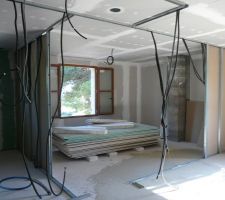 Cloisons de la chambre n&deg;2

On aper&ccedil;oit le conduit de chemin&eacute;e ma&ccedil;onn&eacute; qui monte du rez-de chauss&eacute;e.