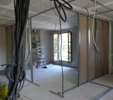 Au fond, Cloisons de la chambre n&deg;1 (Sud-Est)

On aper&ccedil;oit (sous l'escabeau), le futur passage des conduits de VMC et de hotte venant du rez-de-chauss&eacute;e