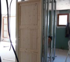 Menuiseries :
Pose de la premi&egrave;re porte (WC)