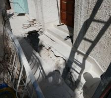 Une bonne grosse tranchée dans la terrasse et les escalier, en passant au pied de la porte d'entrée.

Destinée à recevoir l'évacuation des eaux usées et eaux vannes de l'étage