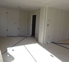 Cuisine et la porte du cellier