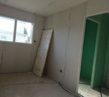 Notre chanbre et la douche &agrave; italienne et le dressing