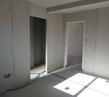 La chambre vue de la fen&ecirc;tre et le dressing en face de la douche &agrave; l?italienne