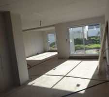 Vue sur la salle &agrave; manger et le salon depuis la cuisine.