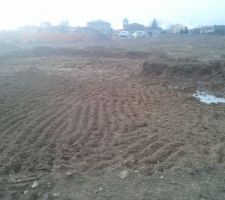 Enfin, le terrassement a commençé ... Nous pouvons déjà voir de l'eau qui apparait ...