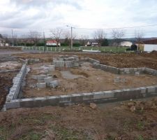 J 4 apres fondations.. ils ont mont&eacute;s deux rangs d'agglo, mais ...