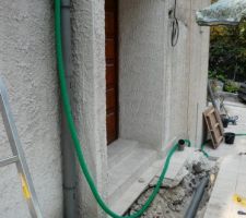 PVC d'évacuation plongeant sous la terrasse
