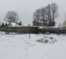 Terrain enneig&eacute;e (vue de l'all&eacute;e)