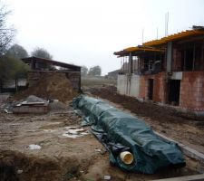 Voici la vue de notre jardin  de notre terrasse à côté l'immeuble qui se construit à côté