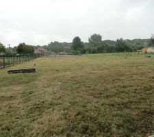 Vue d'ensemble du terrain, quelques jours avant la signature chez le notaire.
Les enfants auront de quoi s'amuser avec le terrain multi-sport tennis, hand, basket, le stade de foot et pour la plus petite, une aire de jeux avec toboggan, tourniquet etc ... en accés direct par le fond de la parcelle, normalement, ennui impossible !!!