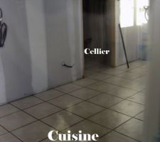Carrelage cuisine et cellier.