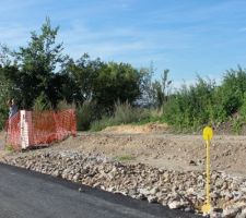 Accès au terrain par la route. Délimitations du terrain.