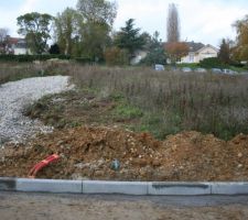 Voici notre terrain ils ont commenc&eacute; les bordures de trottoirs !