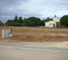 Compteur couvert, avec début du trottoir