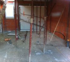 Intérieur de la maison.
Vue de la baie vitrée.