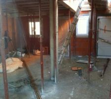 Intérieur de la maison.
Vue de la baie vitrée.