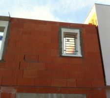 Une belle grille de défense au niveau de la fenêtre de la salle de bain.