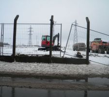 Les 2 engins situés à droite de la photo servent à traiter la terre à la chaux