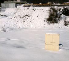 Les coffrets &eacute;lectriques du lotissement ont &eacute;t&eacute; pos&eacute;s entre deux chutes de neige.