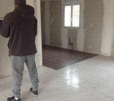 Carrelage, Électricité et plomberie dans la cuisine. La photo est prise depuis le séjour