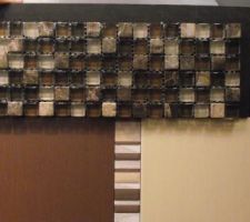 Faïence marron et beige de la salle de bain (sans les carreaux à motif), avec sol de douche en pierre/verre qui sera aussi utilisé en listel