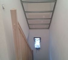 Cloîson mise pour faire un faux plafond dans la descente d escalier
,la chaleur du poele montera et ne stagnera pas dans l escalier
