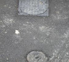 Compteur d'eau dans le trottoir.