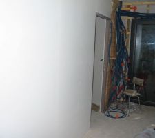 La 1ere passe en peinture bon c'est sur il me reste encore une plaque de placo a metre deriere le tableaux electrique