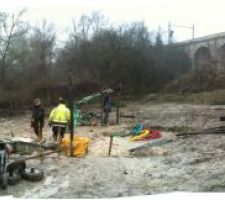 Implantation faite, les micro-pieux commencent à entrée en terre. Réception de ces fondations spéciales préconisées par une étude Géotechnique, le 15/02/2013 à 17h, soit 2 jours de boulot pour fonder une maison de 80m² au sol.