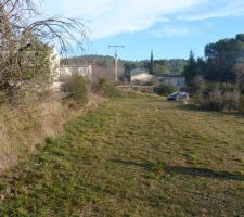 Photo du haut du terrain limite de propri&eacute;t&eacute; a peu pr&egrave;s a la voiture