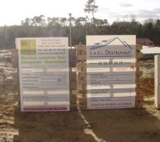 Les 2 panneaux de chantier
- entreprise de charpente-couverture-maisons ossature bois: BATIBOIS à AIRE SUR L'ADOUR
- entreprise de Gros-Oeuvre: DESTRUHAUT à YGOS SAINT SATURNIN