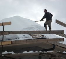 Dieu déposa de la neige ... et le père de son fils l'enleva !