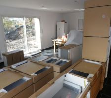 Tous les meubles au milieu du salon, en attendant d'être mis en place!