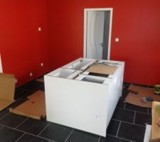 L'ilot central de la cuisine est en place