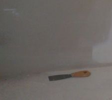 Après avoir gratté les projections sur le placo