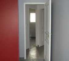 3 carrelages différents : 33,5x33,5 dans la chambre, puis 40x40 dans le couloir et 32,5x32,5 dans la salle de bains, alors que toute la maison devait être en 40x40