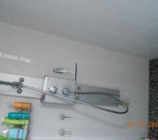 Douche à l'italienne, mosaïque au sol alors que j'avais choisi des galets plats