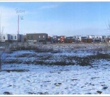 Vue de la parcelle... commen&ccedil;ant derri&egrave;re l?arbuste.