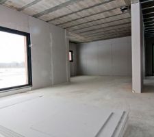 Vue depuis presqu'ilôt sur salle à manger, entrée et salon