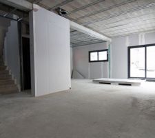 Vue depuis salon sur coin cheminée, salle à manger et cuisine