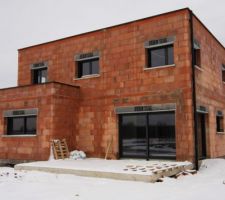 Facade Ouest - Sud  - A terme, on pense mettre une pergola au niveau de la terrasse pour rééquilibrer les volumes